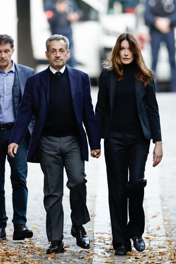 Nicolas Sarkozy, accompagné de sa femme Carla Bruni, sort de son domicile pour être incarcéré à la prison de La Santé à Paris le 21 octobre 2025. © Moreau / Jacovides / Bestimage