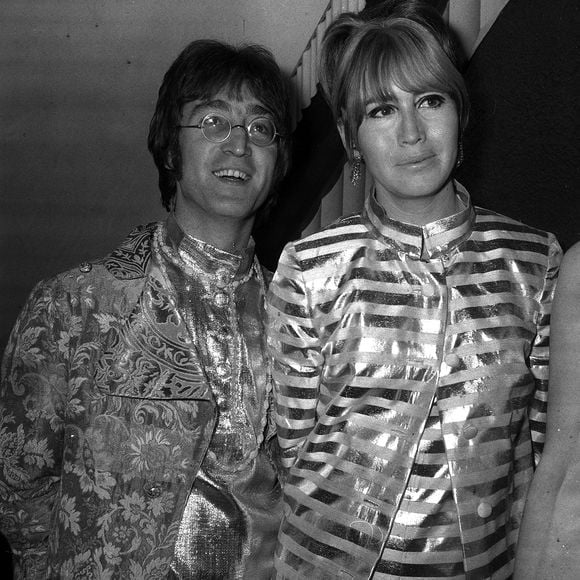 John Lennon et sa femme Cynthia Lennon à l'aéroport d'Heathrow à Londres, Royaume-Uni, 22 août 1968. Photo par PA Photos/ABACAPRESS.COM