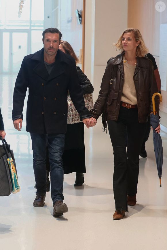 Nicolas Bedos, jugé pour agressions et harcèlement sexuels, arrive avec sa compagne Pauline Desmonts et son avocate,  J.Minkowski, au tribunal judiciaire de Paris, le 26 septembre 2024. Les faits reprochés auraient été commis entre 2018 et 2023. 
© Christophe Clovis / Bestimage