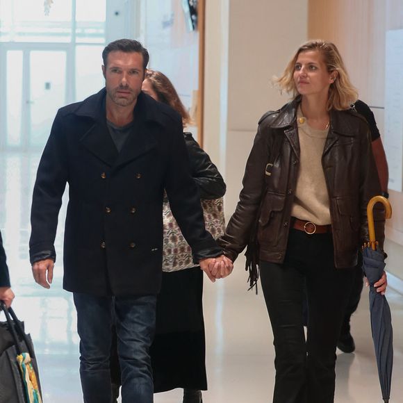 Nicolas Bedos, jugé pour agressions et harcèlement sexuels, arrive avec sa compagne Pauline Desmonts et son avocate,  J.Minkowski, au tribunal judiciaire de Paris, le 26 septembre 2024. Les faits reprochés auraient été commis entre 2018 et 2023. 
© Christophe Clovis / Bestimage