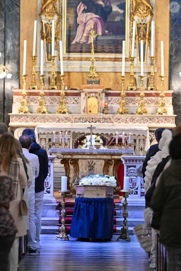 Le cercueil de la défunte aux obsèques d'Evelyne Leclercq en la cathédrale Sainte-Réparate de Nice, France, le 13 janvier 2026. Une tenue blanche ou claire est souhaitée pour la cérémonie. Ni fleurs, ni couronnes. Selon la volonté de la défunte Evelyne, des dons en faveur du pôle cancérologie Arnault Tzanck pourront être effectués par chèque à l'ordre de FDD AAT ou via un lien numérique HelloAsso - Campagne de dons, Institut du Cancer de Mougins. © Bruno Bebert/Bestimage