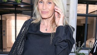 Absente au moment de dire au revoir à Nathalie Baye, Estelle Lefébure a eu un joli geste pour l'actrice.