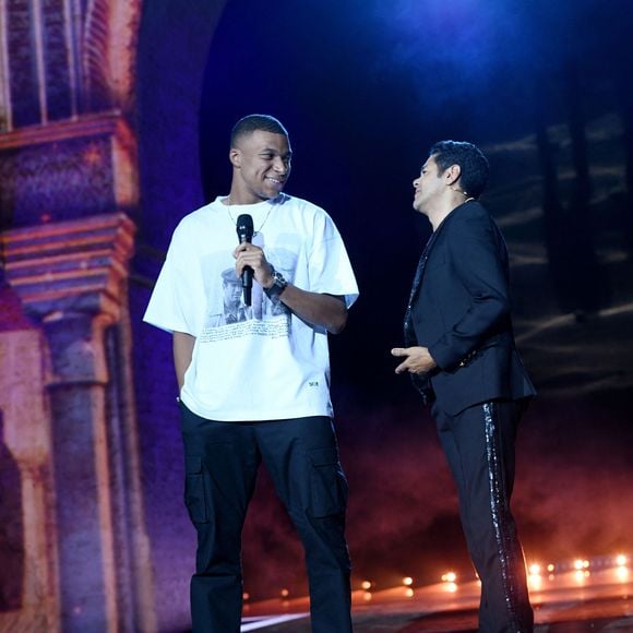 Exclusif - Kylian Mbappé et Jamel Debbouze lors de la soirée du grand gala du "Marrakech du Rire 2022" pour la 10ème édition au palais El Badiî à Marrakech, Maroc, le 18 juin 2022. Rachid Bellak/Bestimage