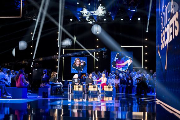 Exclusif - Lorie (Laure Pester), Kamel Ouali, Michèle Torr et Faustine Bollaert lors de l'enregistrement de l'émission "La Boîte à secrets", présentée par F.Bollaert et diffusée le 3 octobre 2025 sur France 3, dans les studios du Lendit à Saint-Denis, Seine Saint-Denis, France, le 9 septembre 2025. © Pierre Perusseau/Bestimage