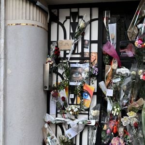Illustration des fleurs déposées devant l'immeuble de Loana Petrucciani à Nice le 30 mars 2026. © Bruno Bebert / Bestimage