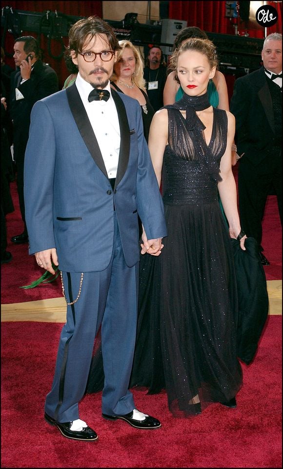 Un article du "Daily Mail" datant de 2024 permet toutefois d'en savoir un peu plus sur son quotidien : le jeune homme aurait travaillé pendant près de deux ans dans un restaurant parisien.

Archives : Vanessa Paradis et Johnny Depp à la cérémonie des Oscars 2005 @GOFF  / BESTIMAGE