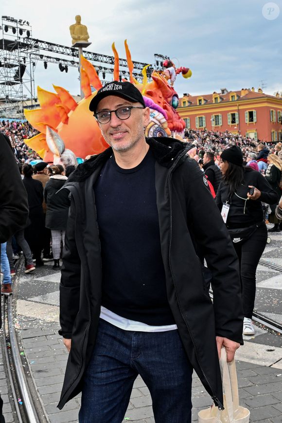 Gad Elmaleh a ouvert le premier corso carnavalesque en journée, en compagnie de Christian Estrosi, le maire de Nice, Laura Tenoudji Estrosi, leur fille Bianca, et Graig Monetti, l'adjoint au maire en charge de l'événementiel, durant la 140eme édition du Carnaval de Nice "Roi des Oceans" à Nice, le 23 février 2025 © Bruno Bebert / Bestimage