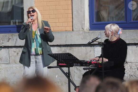 Sandra Kim et Alice on the Roof - 300 personnes réunies pour rendre hommage à Emilie Dequenne dans sa ville de Chièvres (Belgique), le 9 avril 2025, quelques semaines après son décès prématuré, survenu le 16 mars 2025. Une plaque commémorative a été installée dans la salle des Pas Perdus de l'hôtel de ville, renommée "Espace Émilie Dequenne". La famille de la comédienne a lancé un appel aux dons pour soutenir la lutte contre le cancer.