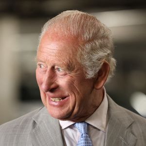 Le roi Charles III s'entretient avec des agents armés au sujet de leur rôle dans la protection du métro et du réseau ferroviaire, lors d'une visite organisée pour l'inauguration officielle du quartier général de la Police des transports britannique (BTP) dans le centre de Londres, au Royaume-Uni, le 8 juillet 2026. Photo de Shane Anthony Sinclair/PA Wire/ABACAPRESS.COM