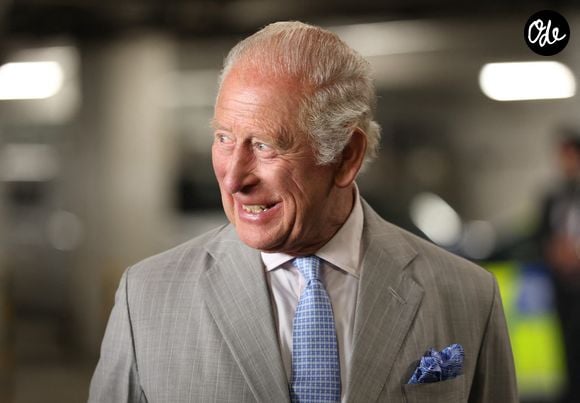 Le roi Charles III s'entretient avec des agents armés au sujet de leur rôle dans la protection du métro et du réseau ferroviaire, lors d'une visite organisée pour l'inauguration officielle du quartier général de la Police des transports britannique (BTP) dans le centre de Londres, au Royaume-Uni, le 8 juillet 2026. Photo de Shane Anthony Sinclair/PA Wire/ABACAPRESS.COM
