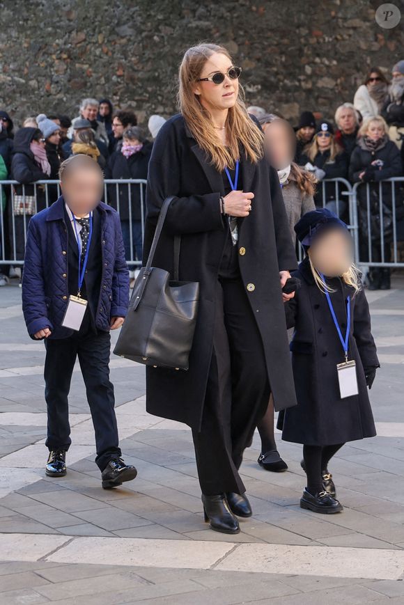 Anna Charrier (petite-fille de Brigitte Bardot) et ses enfants - Arrivées aux obsèques de Brigitte Bardot en l'église Paroissiale Notre-Dame-de-l'Assomption de Saint-Tropez, France, le 7 janvier 2026. Brigitte Bardot, figure emblématique du cinéma français et icône internationale, est décédée le 28 décembre 2025 à l'âge de 91 ans dans sa mythique propriété de La Madrague, à Saint-Tropez (France). Révélée au monde entier par son rôle dans "Et Dieu... créa la femme", elle avait contribué à faire de Saint-Tropez un lieu mondialement connu. L'actrice sera inhumée le 7 janvier 2026 au cimetière marin de Saint-Tropez, aux côtés de son père Louis Bardot (1896-1975) et de sa mère Anne-Marie Mucel (1912-1978). Une cérémonie religieuse se tiendra auparavant dans l'église de Saint-Tropez, où proches, personnalités et anonymes pourront lui rendre un dernier hommage. © Jacovides-Moreau/Bestimage