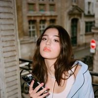 A 16 ans, Léonie, mélange parfait de ses parents Monica Bellucci et Vincent Cassel, fait ses premiers pas sur les podiums !