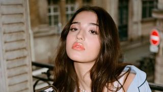 A 16 ans, Léonie, mélange parfait de ses parents Monica Bellucci et Vincent Cassel, fait ses premiers pas sur les podiums !