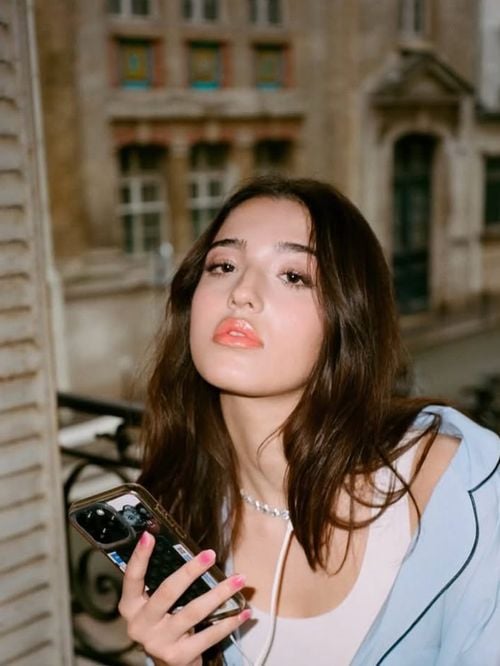 A 16 ans, Léonie, mélange parfait de ses parents Monica Bellucci et Vincent Cassel, fait ses premiers pas sur les podiums !