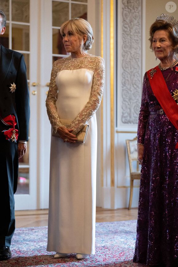 Une allure parfaite !

Le soir du 23 juin 2025, Leurs Majestés le roi Harald V et la reine Sonja de Norvège ont offert un dîner d'État au Palais royal d'Oslo en l'honneur du président français Emmanuel Macron et de la Première dame Brigitte Macron, dans le cadre de leur visite officielle en Norvège. Des membres de la famille royale norvégienne, dont le prince héritier Haakon, la princesse héritière Mette-Marit et la princesse Alexandra, étaient également présents. Photo : Jeanne Accorsini/Pool/ABACAPRESS.COM