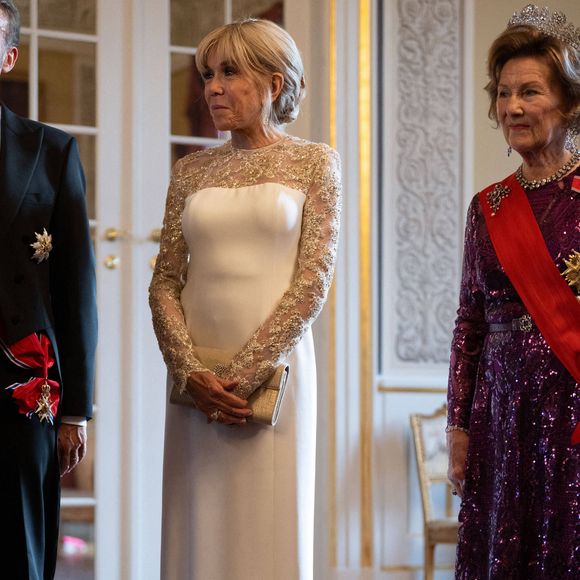 Une allure parfaite !

Le soir du 23 juin 2025, Leurs Majestés le roi Harald V et la reine Sonja de Norvège ont offert un dîner d'État au Palais royal d'Oslo en l'honneur du président français Emmanuel Macron et de la Première dame Brigitte Macron, dans le cadre de leur visite officielle en Norvège. Des membres de la famille royale norvégienne, dont le prince héritier Haakon, la princesse héritière Mette-Marit et la princesse Alexandra, étaient également présents. Photo : Jeanne Accorsini/Pool/ABACAPRESS.COM