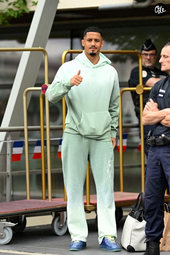 William Saliba séduit avec une élégance discrète et minimaliste.

William Saliba - L'équipe de France de football s'envole du Bourget pour rejoindre Boston aux Etats Unis pour participer à la coupe du monde de la FIFA (du 11 juin au 19 juillet, aux États-Unis, au Canada et au Mexique), le 10 juin 2026. © Pierre Perusseau/Bestimage