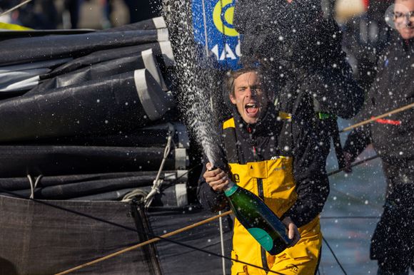Le skipper de Macif Charlie Dalin remporte la dixième édition du tour du monde en solitaire Vendée Globe en pulvérisant le record de l’épreuve en 64 jours, 19 heures 22 minutes et 49 secondes aux Sables-d'Olonne, France, le 14 janvier 2025. © Alexis Courcoux/Psnewz/Bestimage