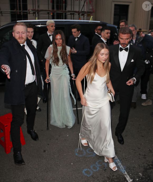 Victoria Beckham, David Beckham, Brooklyn Beckham, Romeo Beckham, Cruz Beckham, Harper Seven - Les célébrités arrivent au club Oswald's à Londres pour célébrer le 50ème anniversaire de V.Beckham, le 20 avril 2024. (AGENCE / BESTIMAGE).