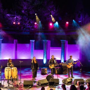 Exclusif - M (Matthieu Chedid) accompagné de sa soeur Anna et de son frère Joseph en concert inédit et unique, en acoustique au Théâtre de Verdure lors de l'ouverture de la 41ème édition du Festival de Ramatuelle le 1er aout 2025. © Cyril Bruneau / Festival de Ramatuelle / Bestimage