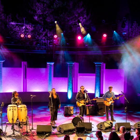 Exclusif - M (Matthieu Chedid) accompagné de sa soeur Anna et de son frère Joseph en concert inédit et unique, en acoustique au Théâtre de Verdure lors de l'ouverture de la 41ème édition du Festival de Ramatuelle le 1er aout 2025. © Cyril Bruneau / Festival de Ramatuelle / Bestimage