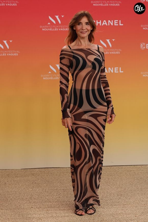 Sa sublime robe transparente griffée Pucci a capté l'attention des photographes. 

Clotilde Courau au théâtre La Gare du Midi à Biarritz dans le cadre du Biarritz Film Festival - Nouvelles Vagues le 25 juin 2026.

© Jean-Marc Lhomer / Bestimage