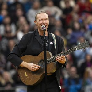 Chris Martin se produit lors de la cérémonie d'ouverture des Jeux Invictus 2025 à Vancouver, au Canada. Les jeux se dérouleront à Vancouver et à Whistler. Samedi 8 février 2025. Photo par Zak Hussein/Splash News/ABACAPRESS.COM