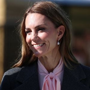 Le prince William, prince de Galles, et Kate Middleton, princesse de Galles, visitent l'école maternelle et primaire de Farnborough Road, pour montrer leur soutien continu à la communauté de Southport après l'attaque  au cours de laquelle trois filles, Alice da Silva Aguiar, Bebe King et Elsie Dot Stancombe, ont été tragiquement tuées lors d'un cours de danse à Southport, Merseyside, Royaume-Uni. © Julien Burton / Bestimage