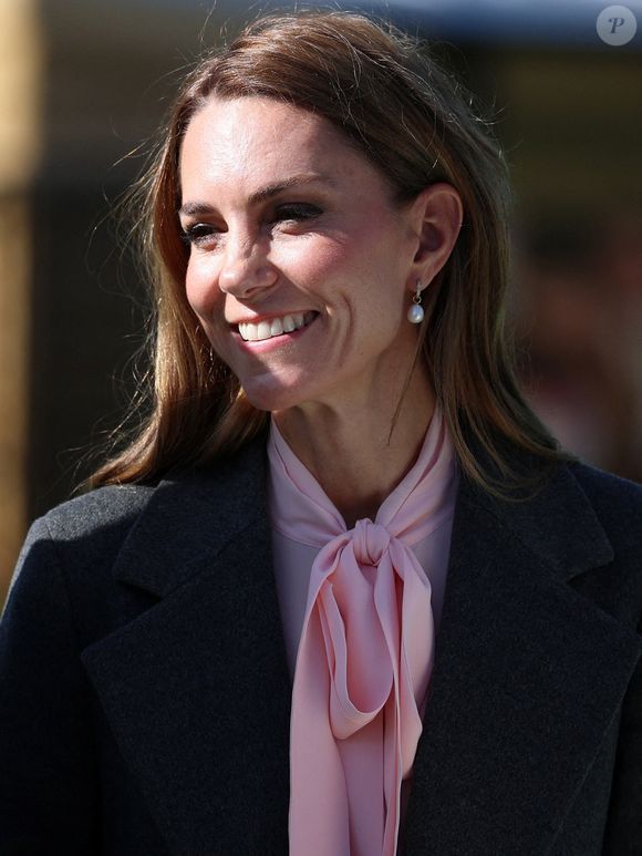 Le prince William, prince de Galles, et Kate Middleton, princesse de Galles, visitent l'école maternelle et primaire de Farnborough Road, pour montrer leur soutien continu à la communauté de Southport après l'attaque  au cours de laquelle trois filles, Alice da Silva Aguiar, Bebe King et Elsie Dot Stancombe, ont été tragiquement tuées lors d'un cours de danse à Southport, Merseyside, Royaume-Uni. © Julien Burton / Bestimage