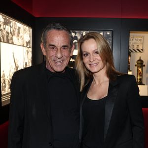 Thierry Ardisson et Audrey Crespo-Mara filent le parfait amour depuis longtemps.

Exclusif - Thierry Ardisson et sa femme Audrey Crespo-Mara - Vernissage de l'exposition "Johnny Hallyday, l'exposition" au Palais des Expositions à Paris. 
© Dominique Jacovides / Bestimage