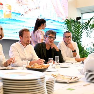 Adriana Karembeu, Tom Meyer, le chef de laChèvre d’Or, Marc Lavoine et et Julien Roucheteau, le chef de la Réserve de Beaulieu - Adriana Karembeu, le mannequin, actrice et animatrice de télévision slovaque, accompagnée par Marc Lavoine, est l'invité du Yacht Club de Monaco pour la Monaco Classic Week à Monaco, le 11 septembre 2025. © Bruno Bebert / Bestimage