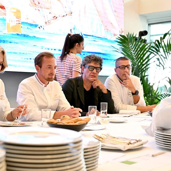 Adriana Karembeu, Tom Meyer, le chef de laChèvre d’Or, Marc Lavoine et et Julien Roucheteau, le chef de la Réserve de Beaulieu - Adriana Karembeu, le mannequin, actrice et animatrice de télévision slovaque, accompagnée par Marc Lavoine, est l'invité du Yacht Club de Monaco pour la Monaco Classic Week à Monaco, le 11 septembre 2025. © Bruno Bebert / Bestimage