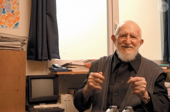 Maison-Alfort (94): L'abbe Pierre chez lui, dans sa chambre au siege d'Emmaus en decembre 2004 - Photo by Soudan E/ANDBZ/ABACAPRESS.COM