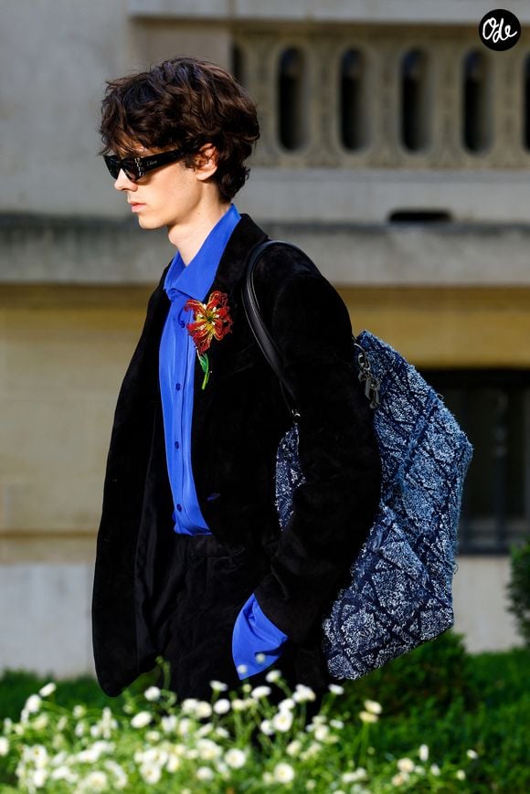 Les motifs issus des archives Haute Couture de 1979 ont apporté une touche patrimoniale forte au défilé.

Défilé de mode Dior Homme Prêt à Porter Collection Homme Printemps/Été 2027 lors de la Fashion Week de Paris, France, le 24 juin 2026. © Bestimage