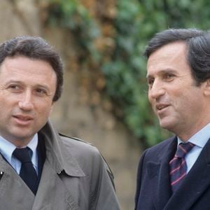 Il a occupé plusieurs postes à hautes responsabilités dans différents médias

Archive - En France, à Paris, Jean Drucker et son frère Michel Drucker, discutant à l'extérieur. © Michel Croizard via Bestimage