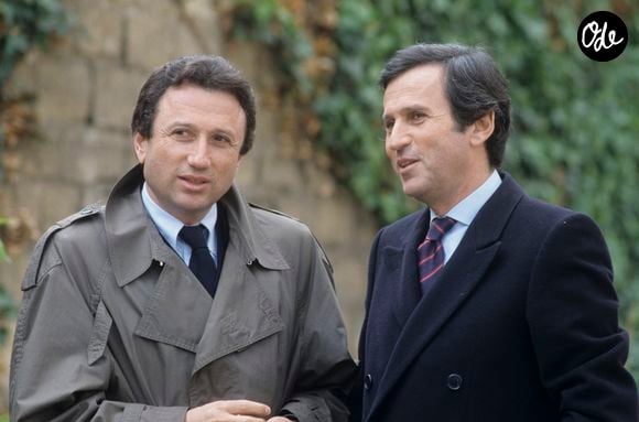 Il a occupé plusieurs postes à hautes responsabilités dans différents médias

Archive - En France, à Paris, Jean Drucker et son frère Michel Drucker, discutant à l'extérieur. © Michel Croizard via Bestimage