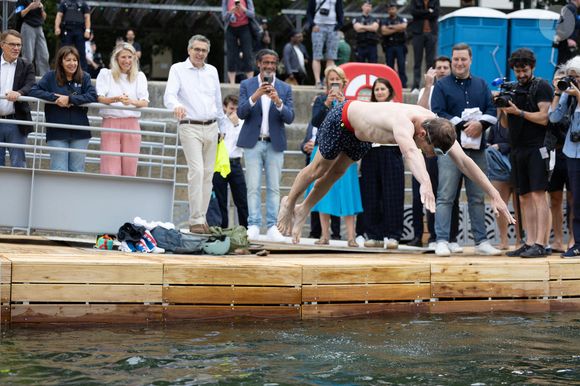 Ces sites se situent à Grenelle, Bras Marie et Bercy, et accueillent les nageurs jusqu’au 31 août.

La Maire de Paris, Anne Hidalgo, visite les sites de baignades sur la Seine. Photo par Raphael Lafargue/ABACAPRESS.COM
