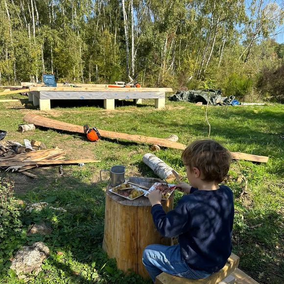 Photo partagée par Vianney sur Instagram le 30 octobre 2025. Son fils Edgar l'a rejoint sur le chantier de sa cabane.