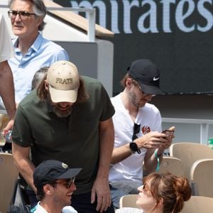 Fred Testot, Jeremie Elkaim, Alison Wheeler en tribune lors des Internationaux de France 2025 à Roland Garros le 03 juin 2025 à Paris, France. Photo de Nasser Berzane/ABACAPRESS.COM