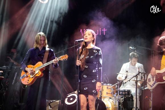 Raoul Chichin et Simone Ringer, du groupe Minuit, (fils et fille de Catherine Ringer et Fred Chichin du groupe Les Rita Mitsouko) en concert à L'International à Paris. Le 2 octobre 2015