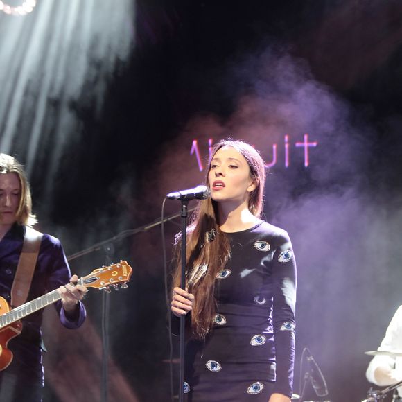 Raoul Chichin et Simone Ringer, du groupe Minuit, (fils et fille de Catherine Ringer et Fred Chichin du groupe Les Rita Mitsouko) en concert à L'International à Paris. Le 2 octobre 2015