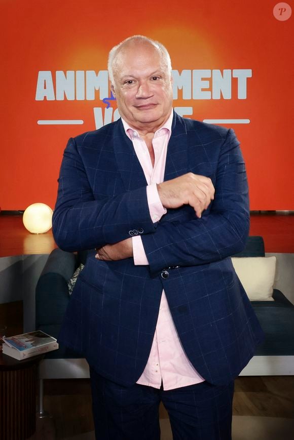 Eric-Emmanuel Schmitt, sur plateau de la nouvelle émission "Animalement Vôtre" présentée par Bernard Montiel et diffusée le 14 décembre sur France 3, à Paris, France, le 14 octobre 2025. © Jack Tribeca/Bestimage