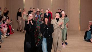 Un nom emblématique du monde de la mode quitte la maison qui l'a recruté il y a seize ans, Brigitte Macron a porté ses créations