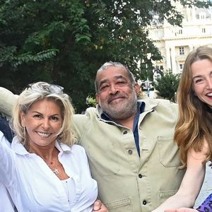 Caroline Margeridon est à Bruxelles avec les acheteurs (Stéphane Vanhandenhoven, Aurore Morisse, Bernard Dumeige, Alexandra Morel, Glorian Kabongo, François-Xavier Renou, François Cases Bardina, Gérald Watelet (animateur) et Jérôme Duvillard (commissaire-priseur)) de l'émission belge "Affaire conclue" pour une vente aux enchères d'objets donnés à "Viva for Life" en Belgique le 29 octobre 2022.
