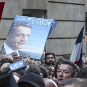 Rassemblement en soutien a Nicolas Sarkozy près de son domicile dans le 16ème arrondissement de Paris le 21 octobre 2025. © Michtof / PsnewZ / Bestimage