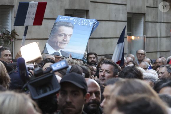 Rassemblement en soutien a Nicolas Sarkozy près de son domicile dans le 16ème arrondissement de Paris le 21 octobre 2025. © Michtof / PsnewZ / Bestimage