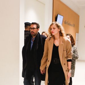 Nicolas Bedos, soutenu par sa compagne Pauline Desmonts , sort du tribunal correctionnel de Paris où il était convoqué pour agression sexuelle en état d'ivresse sur une jeune femme de 25 ans ; le procès est reporté en septembre 2024.

© Christophe Clovis / Bestimage