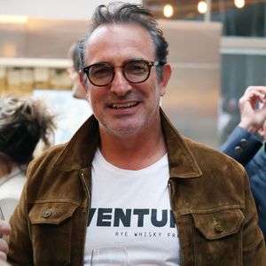 Il a assisté au vernissage de l’exposition "La boxe fait son cinéma" à l’hôtel Brach.

Jean Dujardin - Vernissage de l'exposition photos et du livre "La Boxe fait son cinéma" à l’hôtel Brach à Paris le 23 Septembre 2025. Ces clichés rendent hommage à plus de cinquante acteurs immortalisés dans des scènes où le noble art rencontre le 7ème art. © Denis Guignebourg/Bestimage