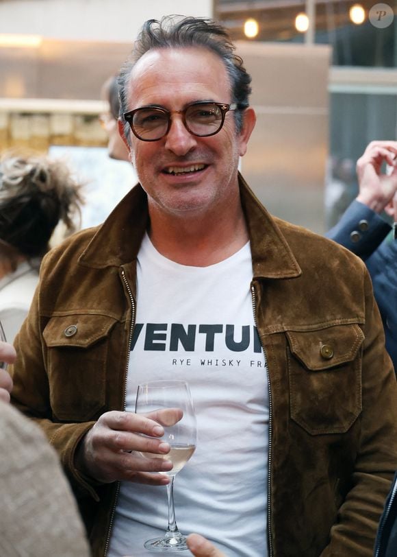 Il a assisté au vernissage de l’exposition "La boxe fait son cinéma" à l’hôtel Brach.

Jean Dujardin - Vernissage de l'exposition photos et du livre "La Boxe fait son cinéma" à l’hôtel Brach à Paris le 23 Septembre 2025. Ces clichés rendent hommage à plus de cinquante acteurs immortalisés dans des scènes où le noble art rencontre le 7ème art. © Denis Guignebourg/Bestimage