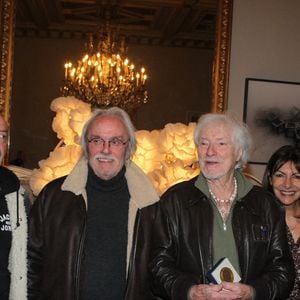 Exclusif - Hugues Aufray, Anne Hidalgo, invité - Hugues Aufray reçoit la médaille Grand Vermeil de la ville des mains d'Anne Hidalgo, à l'hôtel de ville de Paris le 18 décembre 2025. © Philippe Baldini/Bestimage